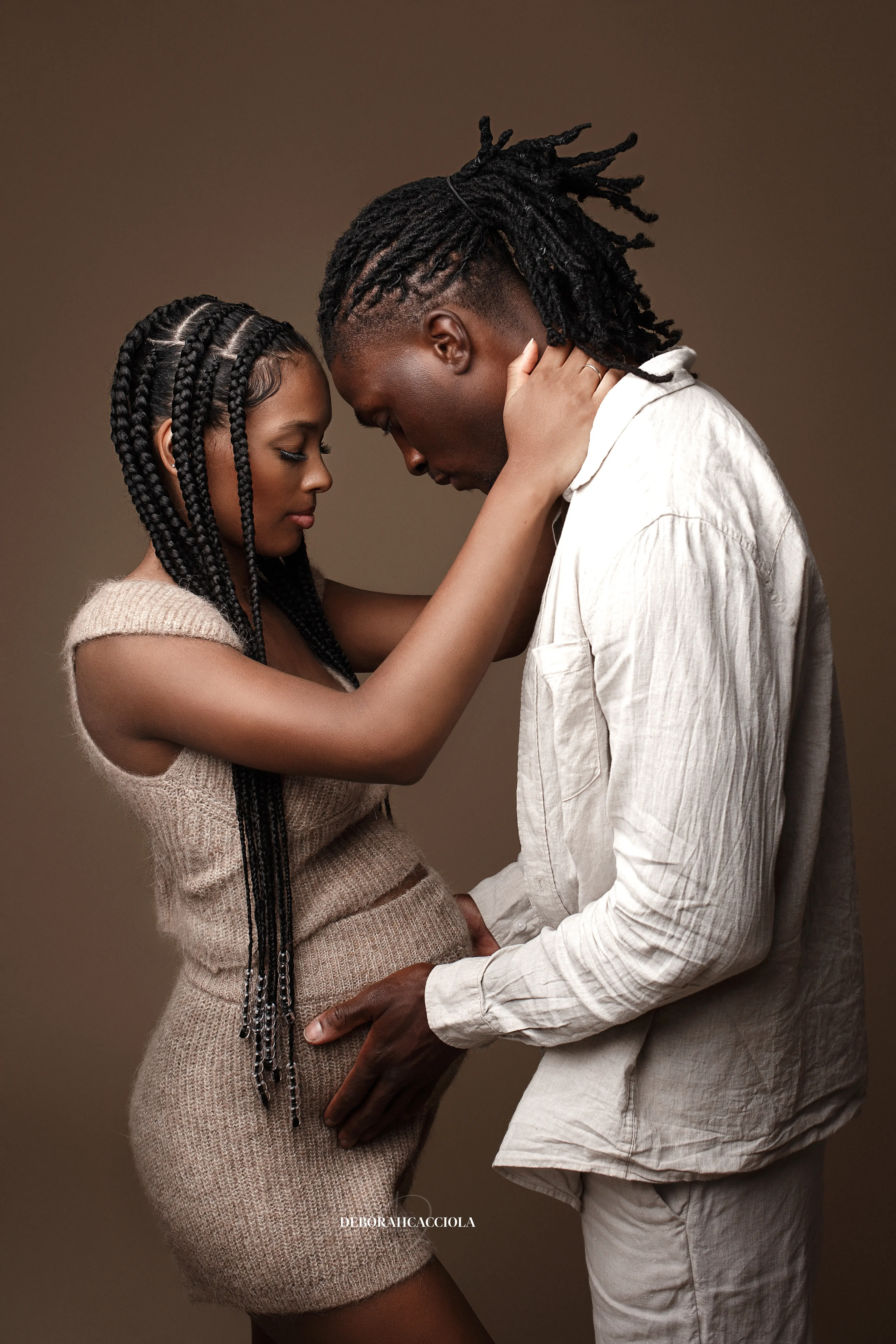 Portrait maternité Orléans, instant de grossesse, plan vertical élégant, style lumineux