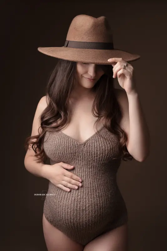 Photo grossesse Orléans, portrait maternité en studio, portrait serré et naturel, tonalités naturelles