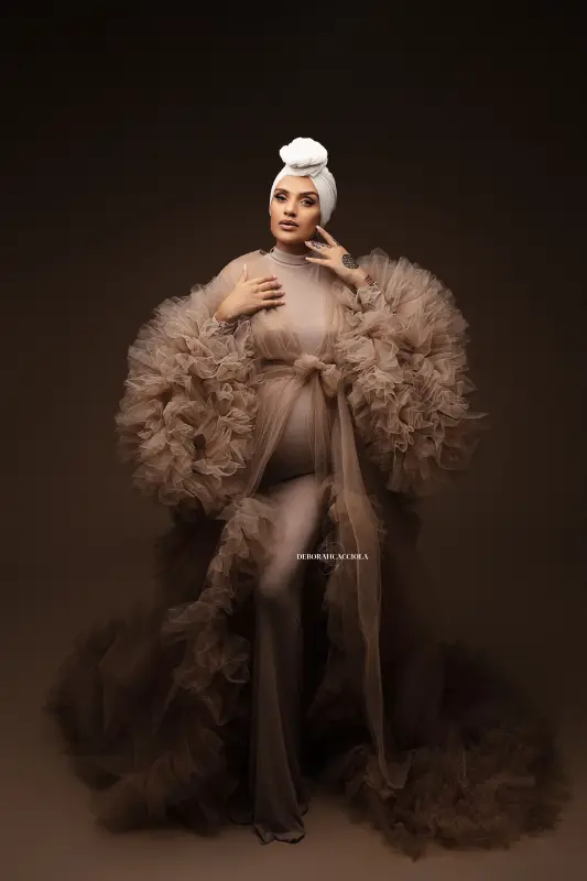 Portrait maternité grossesse à Orléans, instant de grossesse, plan vertical élégant, style lumineux