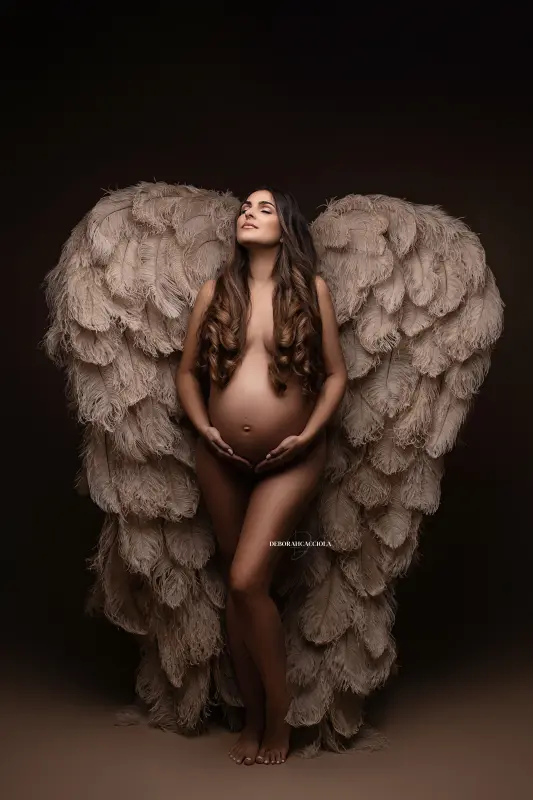 Portrait maternité en studio à Orléans : maternité naturelle, portrait vertical soigné, rendu clair et naturel