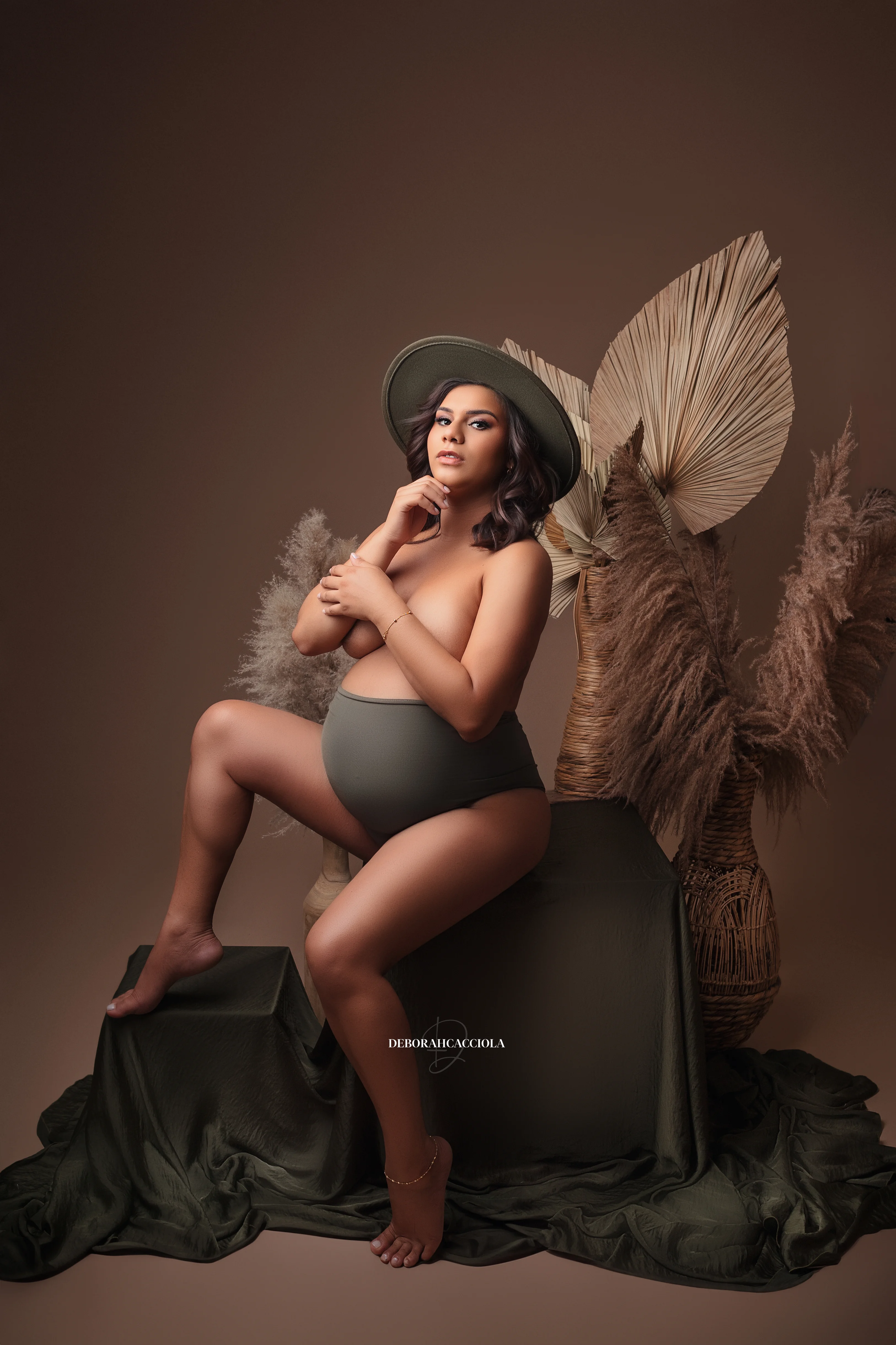 Portrait grossesse à Orléans, silhouette de maternité, portrait vertical soigné, palette douce