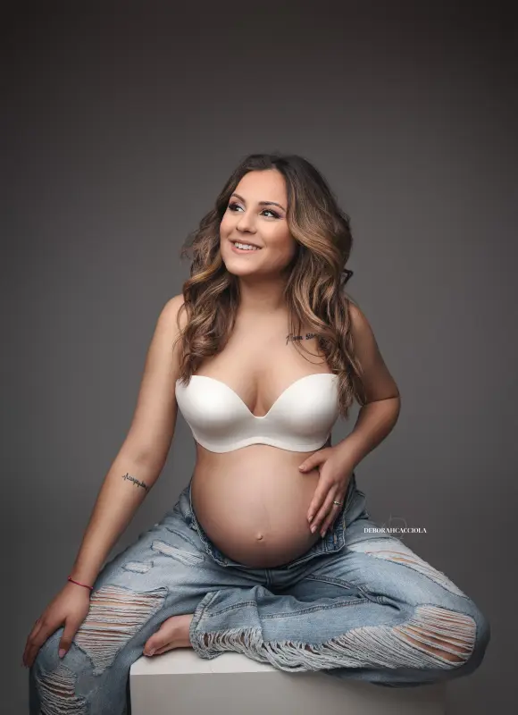 Photo grossesse grossesse à Orléans, future maman, portrait serré et naturel, tonalités naturelles