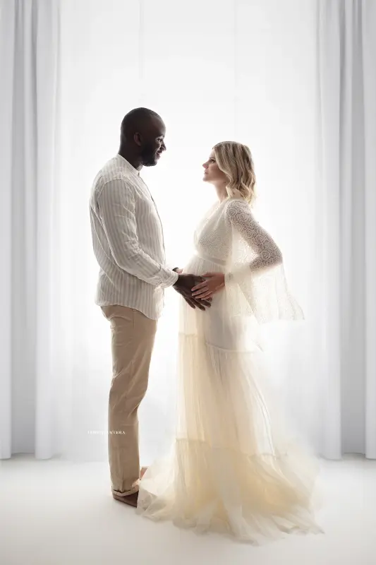 Photo grossesse à Orléans : future maman, portrait serré et naturel, tonalités naturelles