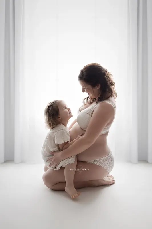 Photo grossesse à Orléans, instant de grossesse, plan vertical élégant, couleurs naturelles