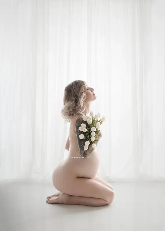 Portrait maternité en studio à Orléans : future maman, portrait serré et naturel, style noir et blanc