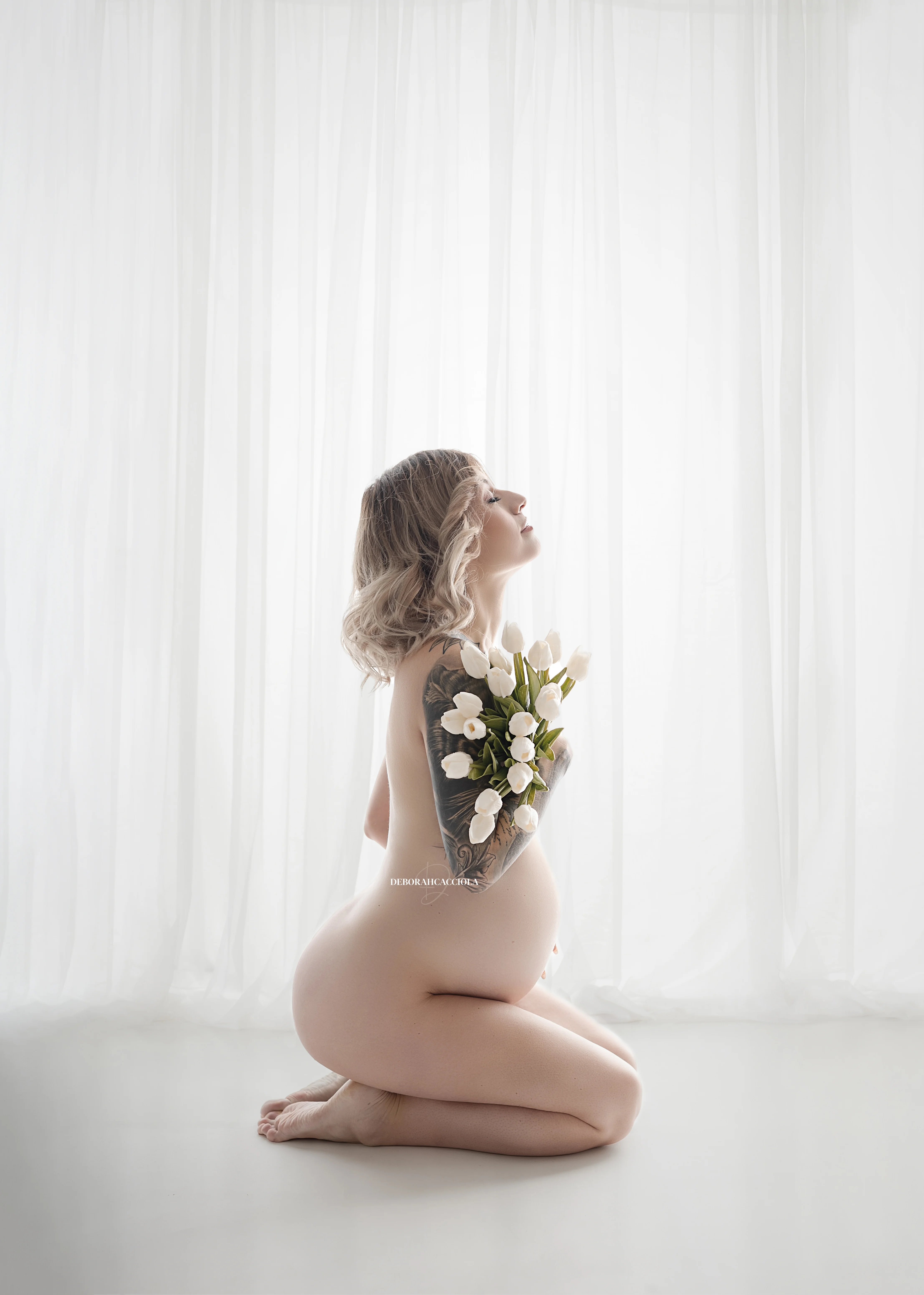 Portrait maternité en studio à Orléans : future maman, portrait serré et naturel, style noir et blanc
