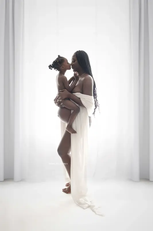 Portrait maternité en studio à Orléans : future maman, portrait serré et naturel, style noir et blanc
