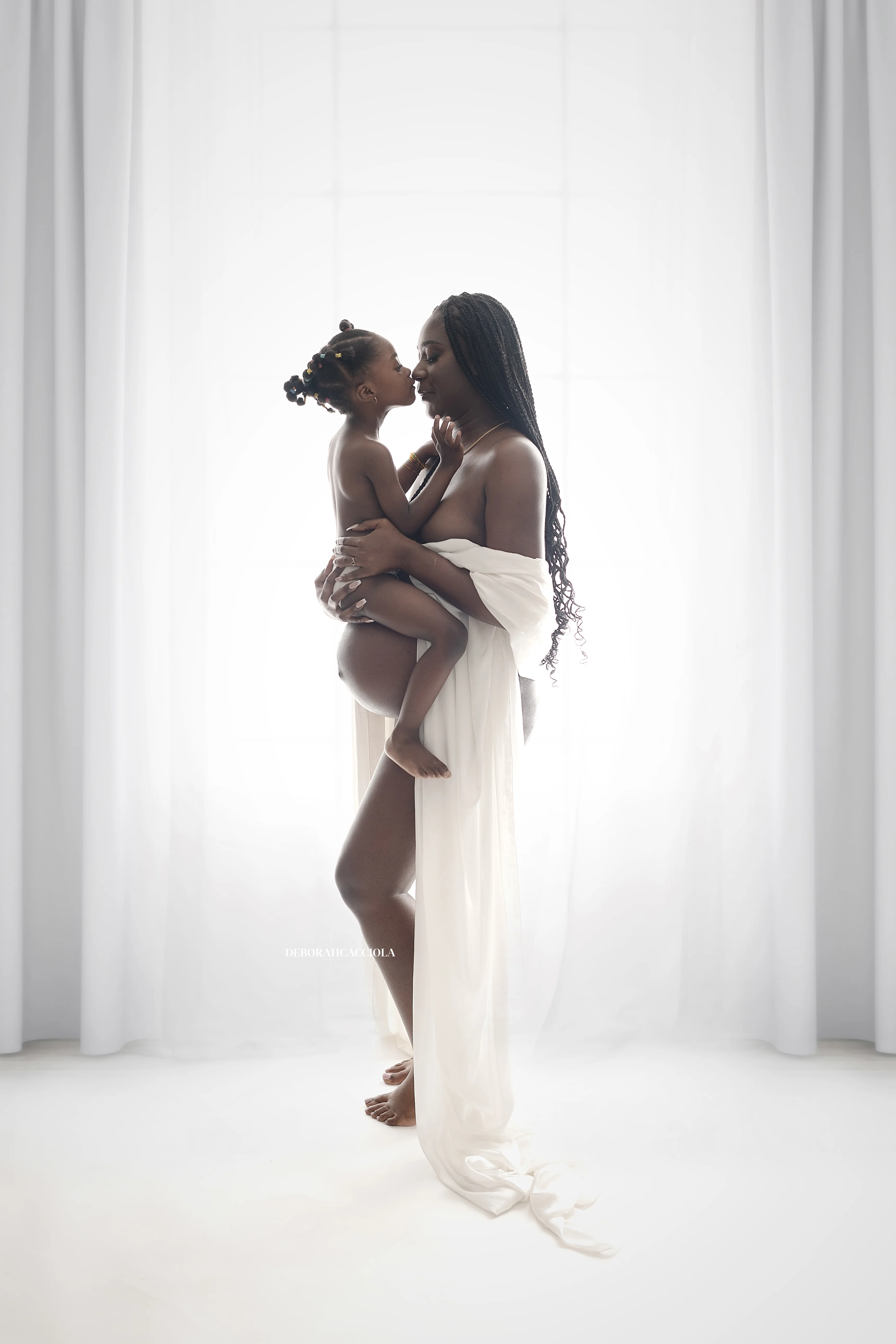 Portrait maternité en studio à Orléans : future maman, portrait serré et naturel, style noir et blanc