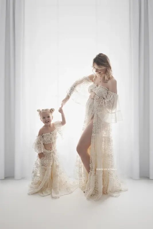 Portrait maternité en studio à Orléans : femme enceinte, plan vertical élégant, style lumineux