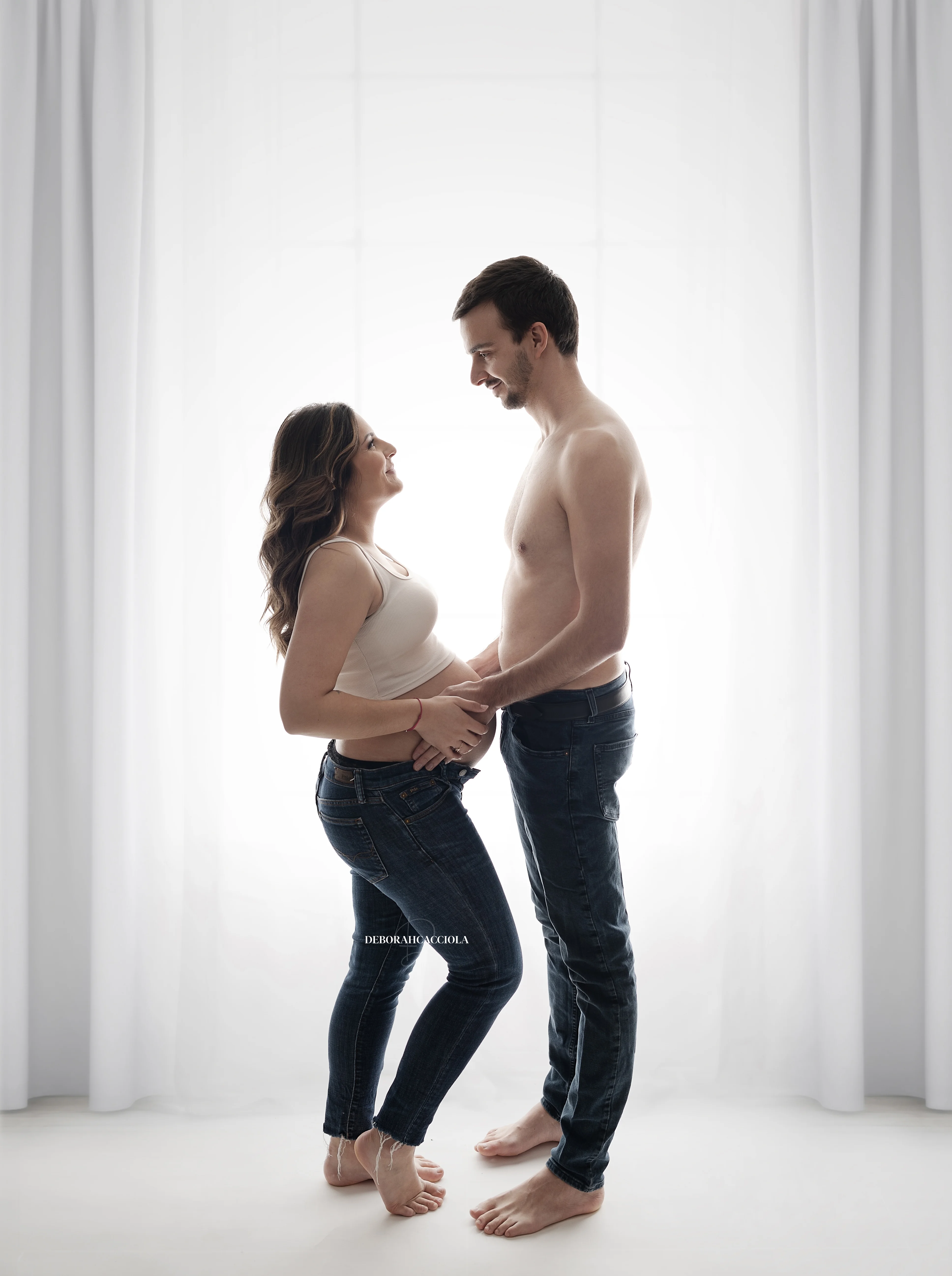 Portrait maternité à Orléans : portrait maternité en studio, portrait serré et naturel, style monochrome
