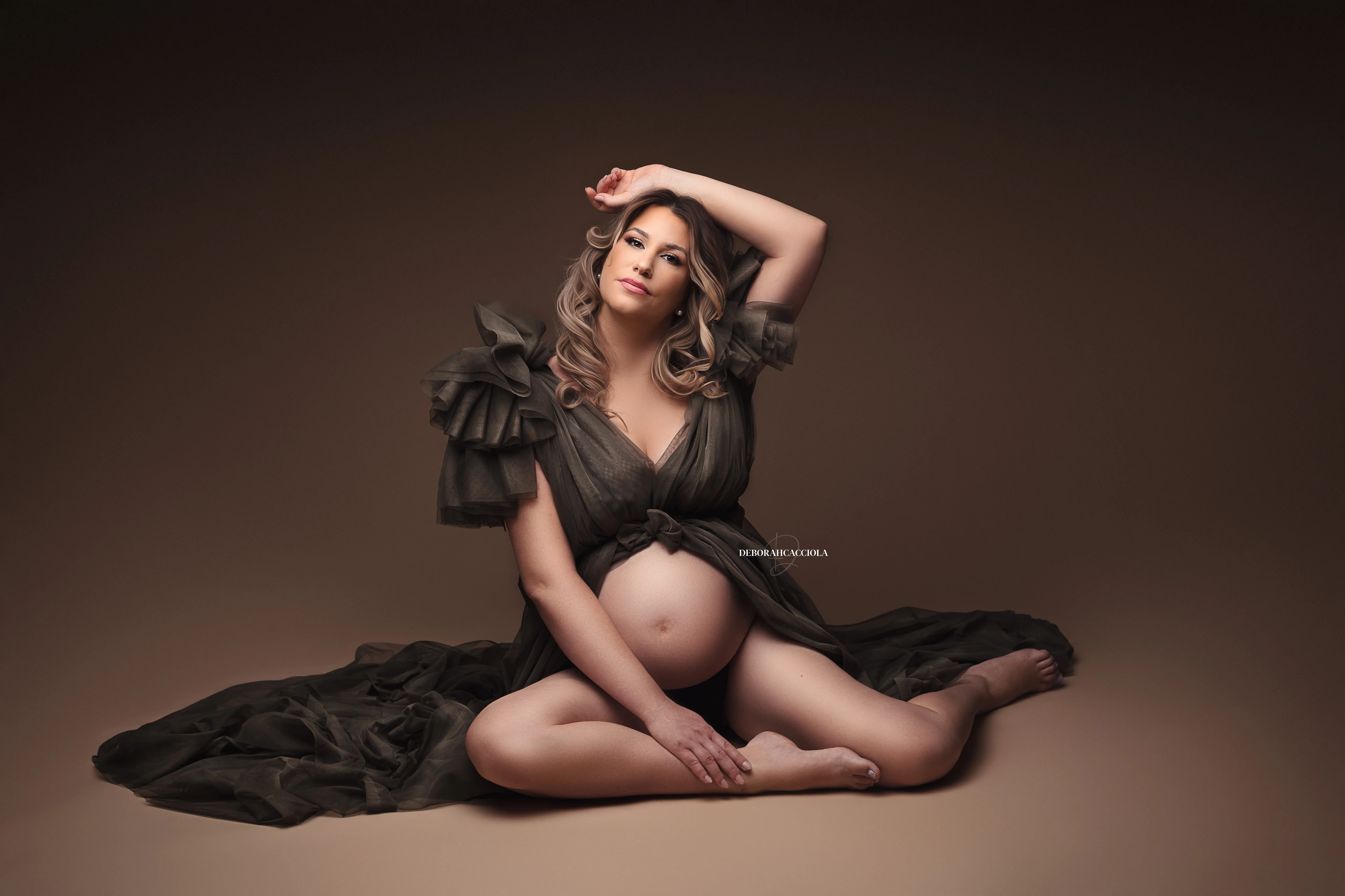 Scène grossesse à Orléans : silhouette de maternité, mise en scène horizontale douce, tonalités naturelles