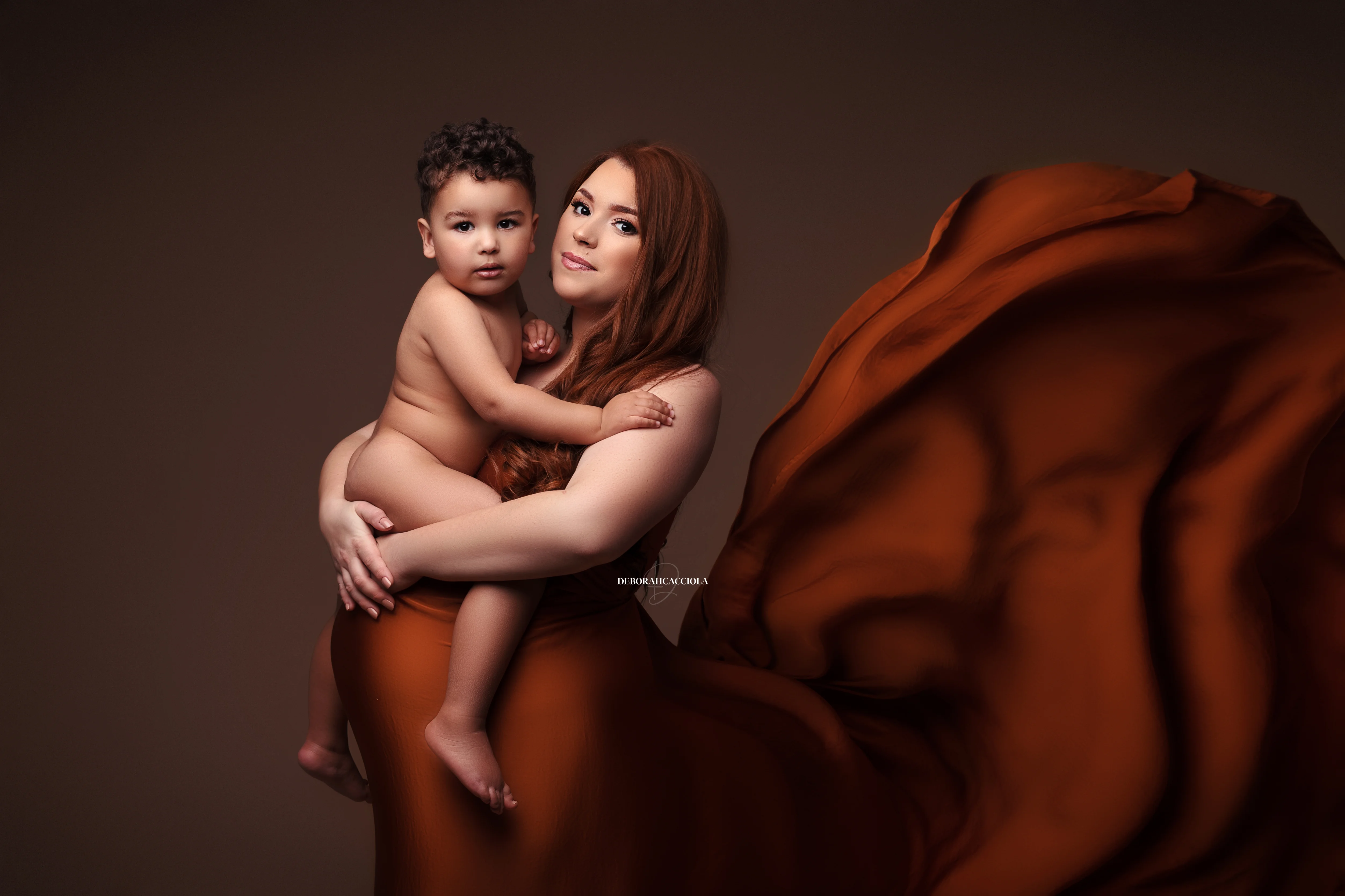 Séance grossesse en studio à Orléans : silhouette de maternité, mise en scène horizontale douce, rendu clair et naturel