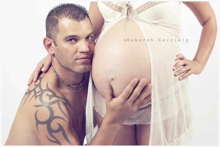 Séance grossesse en studio à Orléans : future maman, cadrage horizontal équilibré, rendu clair et naturel