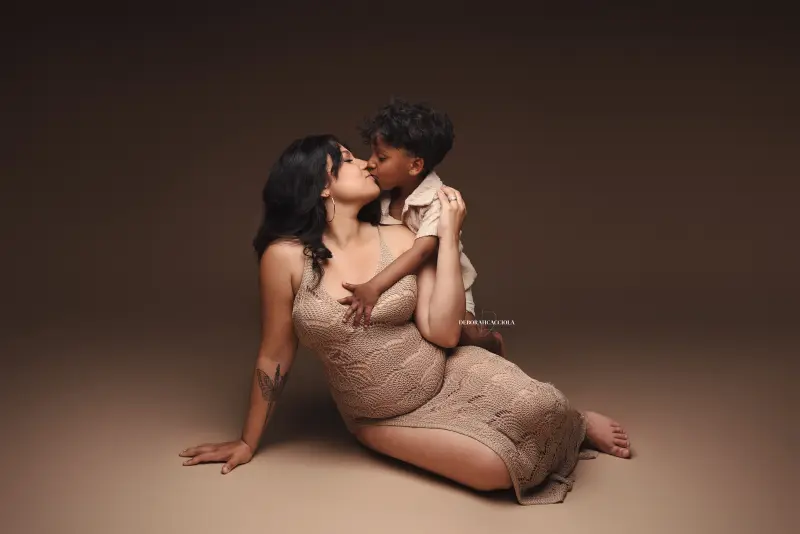 Séance grossesse à Orléans, future maman en séance studio, plan large harmonieux, style lumineux