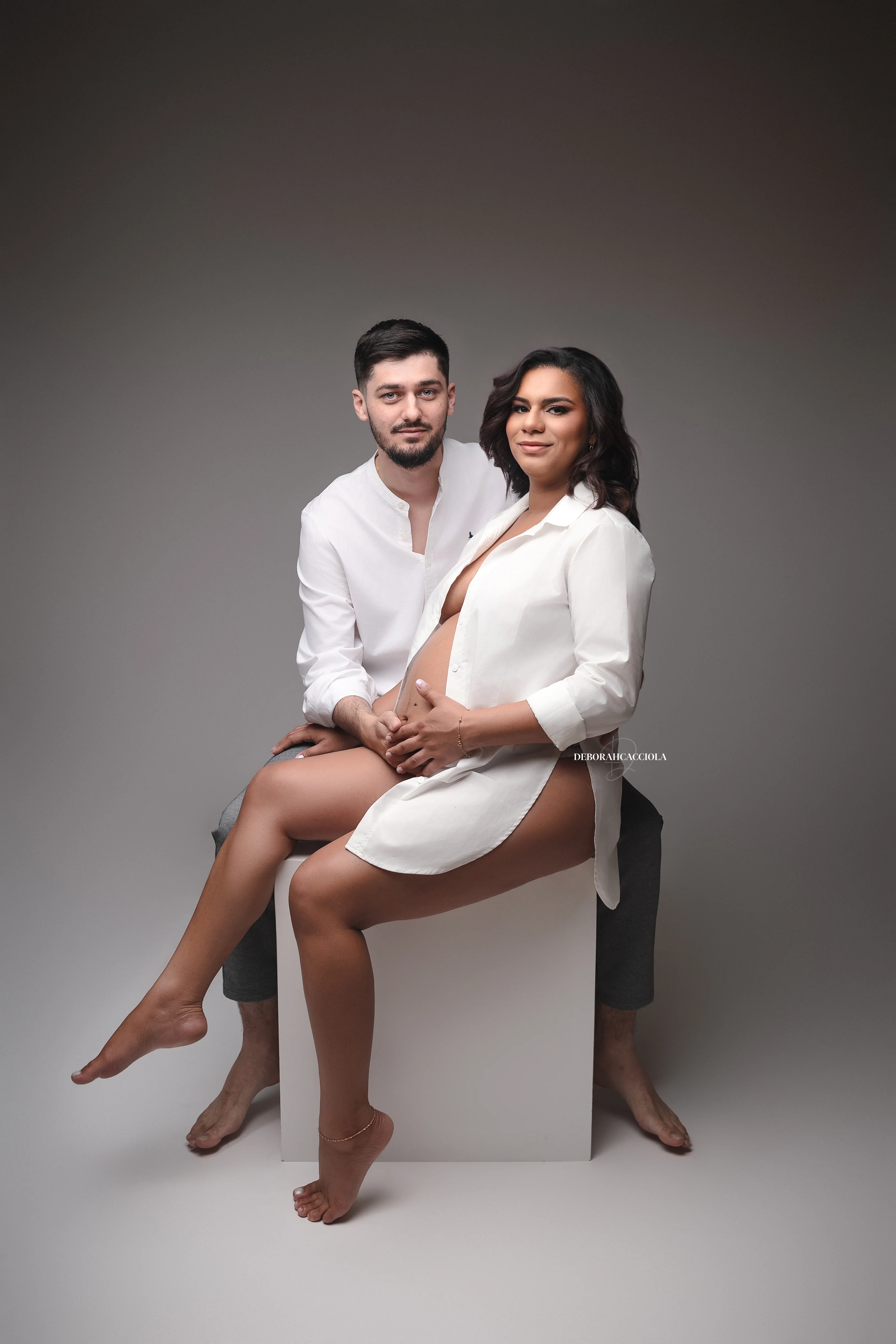 Portrait grossesse à Orléans, instant de grossesse, plan vertical élégant, en couleur