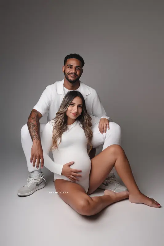 Portrait maternité grossesse à Orléans, silhouette de maternité, portrait vertical soigné, rendu clair et naturel