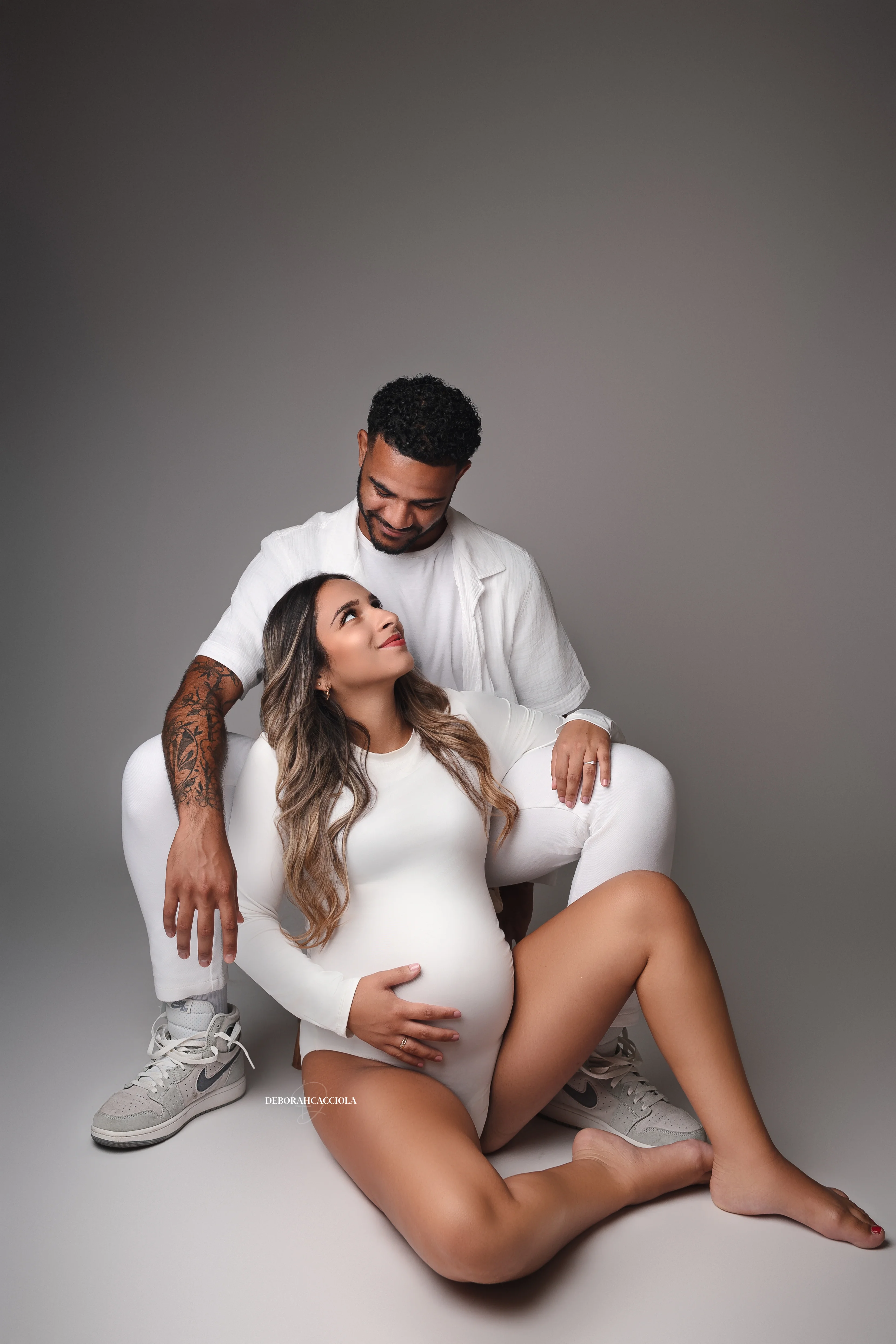 Photo grossesse à Orléans : silhouette de maternité, portrait vertical soigné, tonalités naturelles