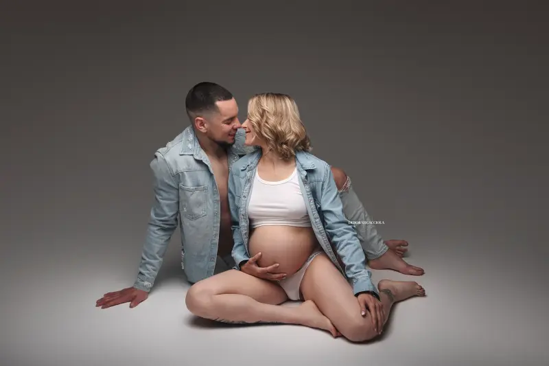 Scène grossesse grossesse à Orléans, femme enceinte, composition large et naturelle, couleurs naturelles