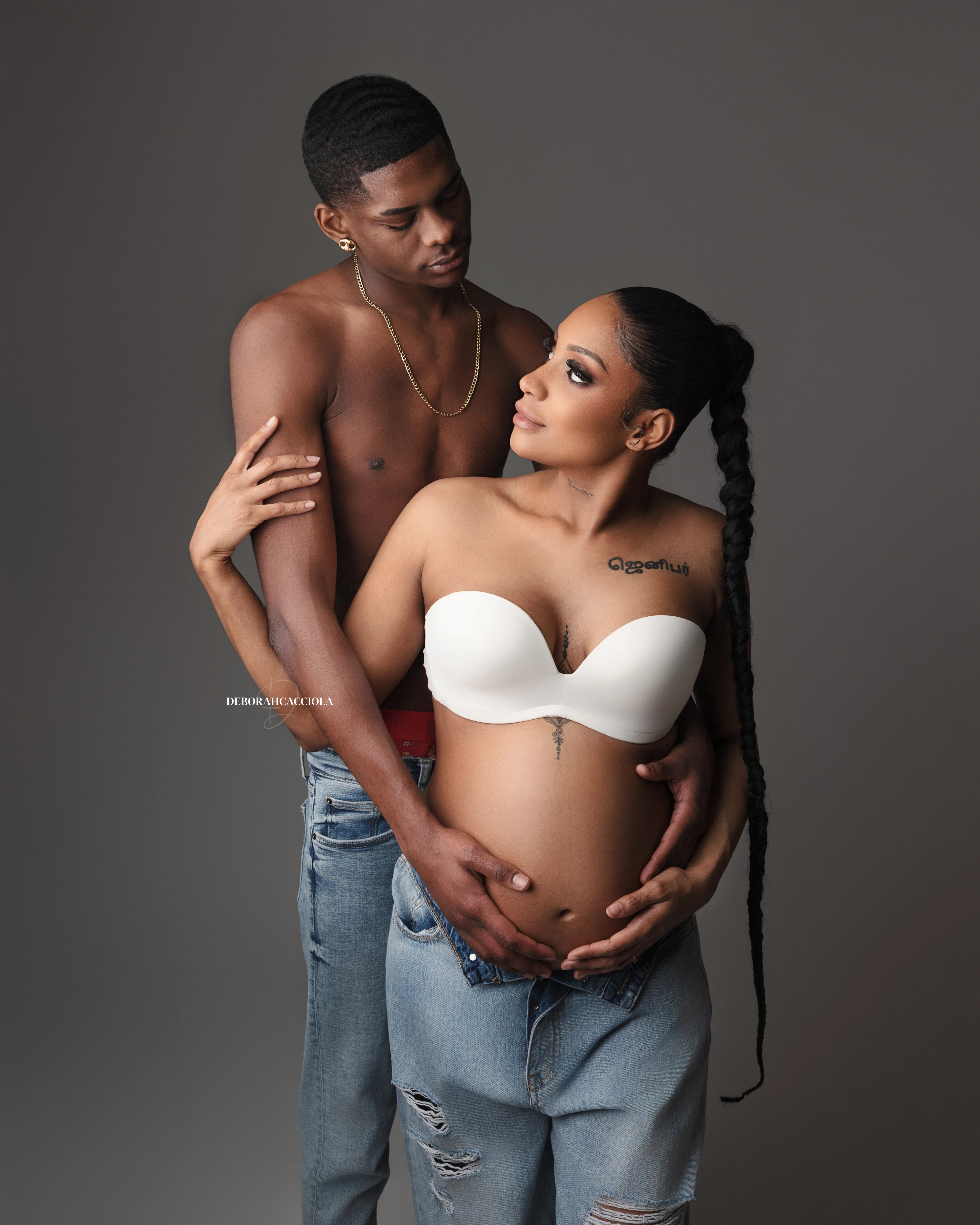 Portrait grossesse à Orléans : silhouette de maternité, portrait vertical soigné, palette douce