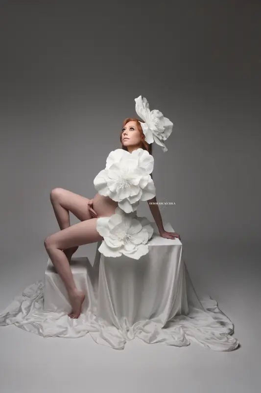 Portrait maternité Orléans, portrait maternité en studio, portrait serré et naturel, contraste noir et blanc