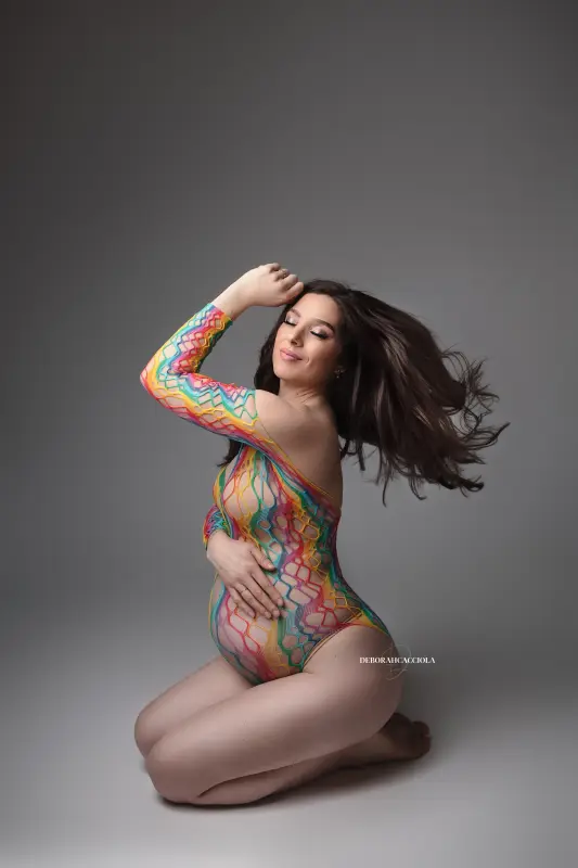 Portrait maternité grossesse à Orléans, instant de grossesse, plan vertical élégant, style lumineux