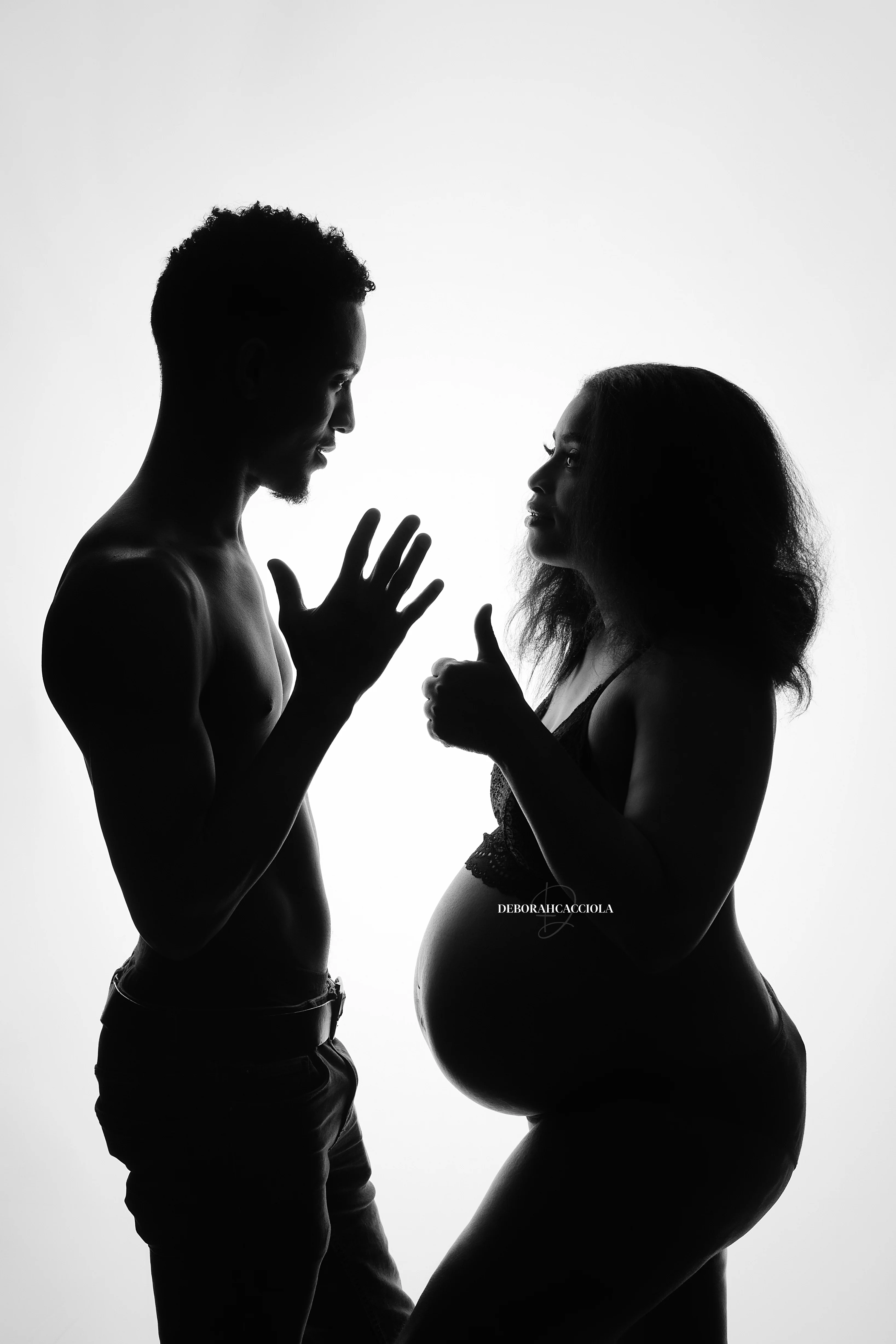 Portrait grossesse à Orléans : portrait maternité en studio, portrait serré et naturel, style monochrome
