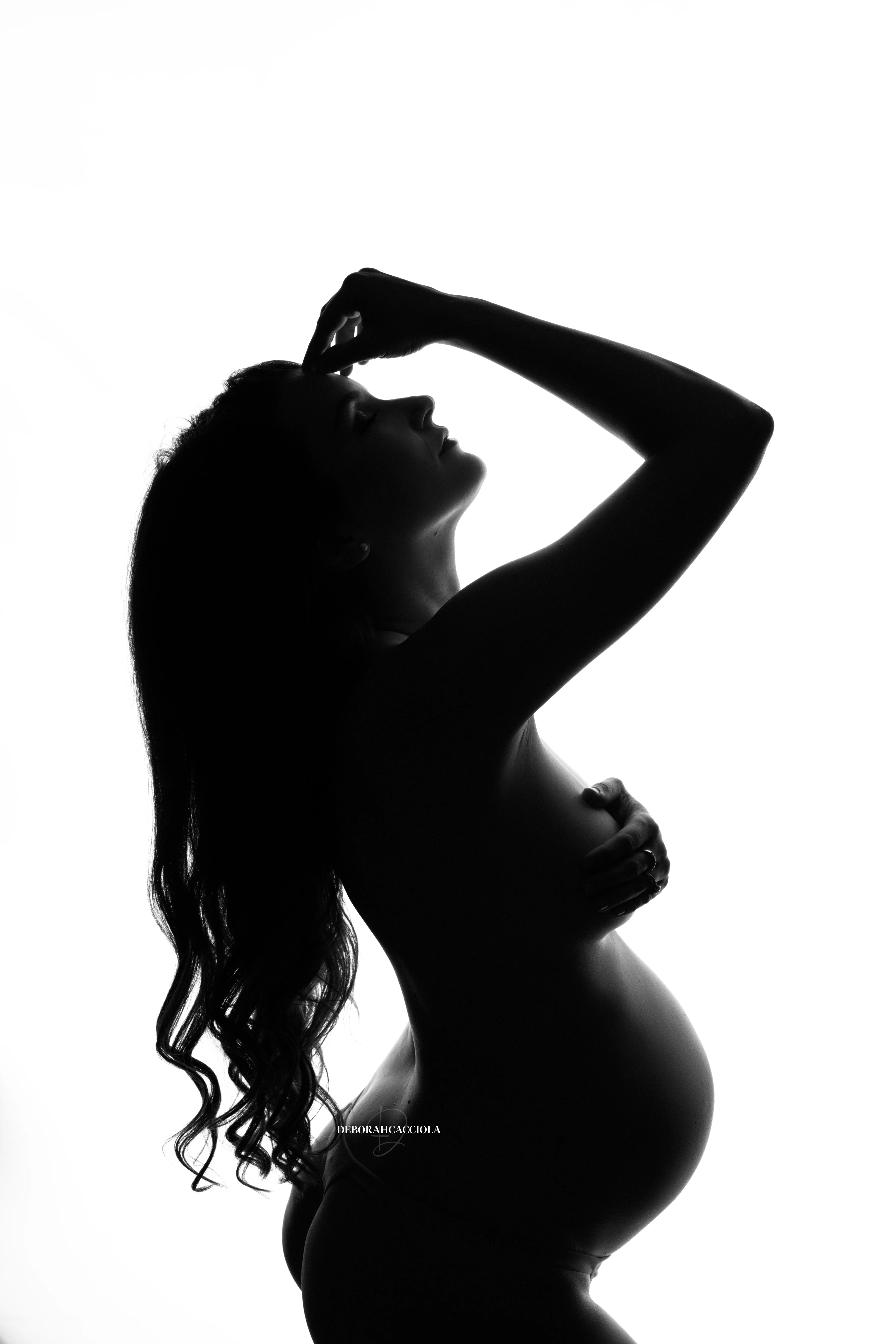 Portrait grossesse à Orléans, portrait maternité en studio, portrait serré et naturel, rendu noir et blanc