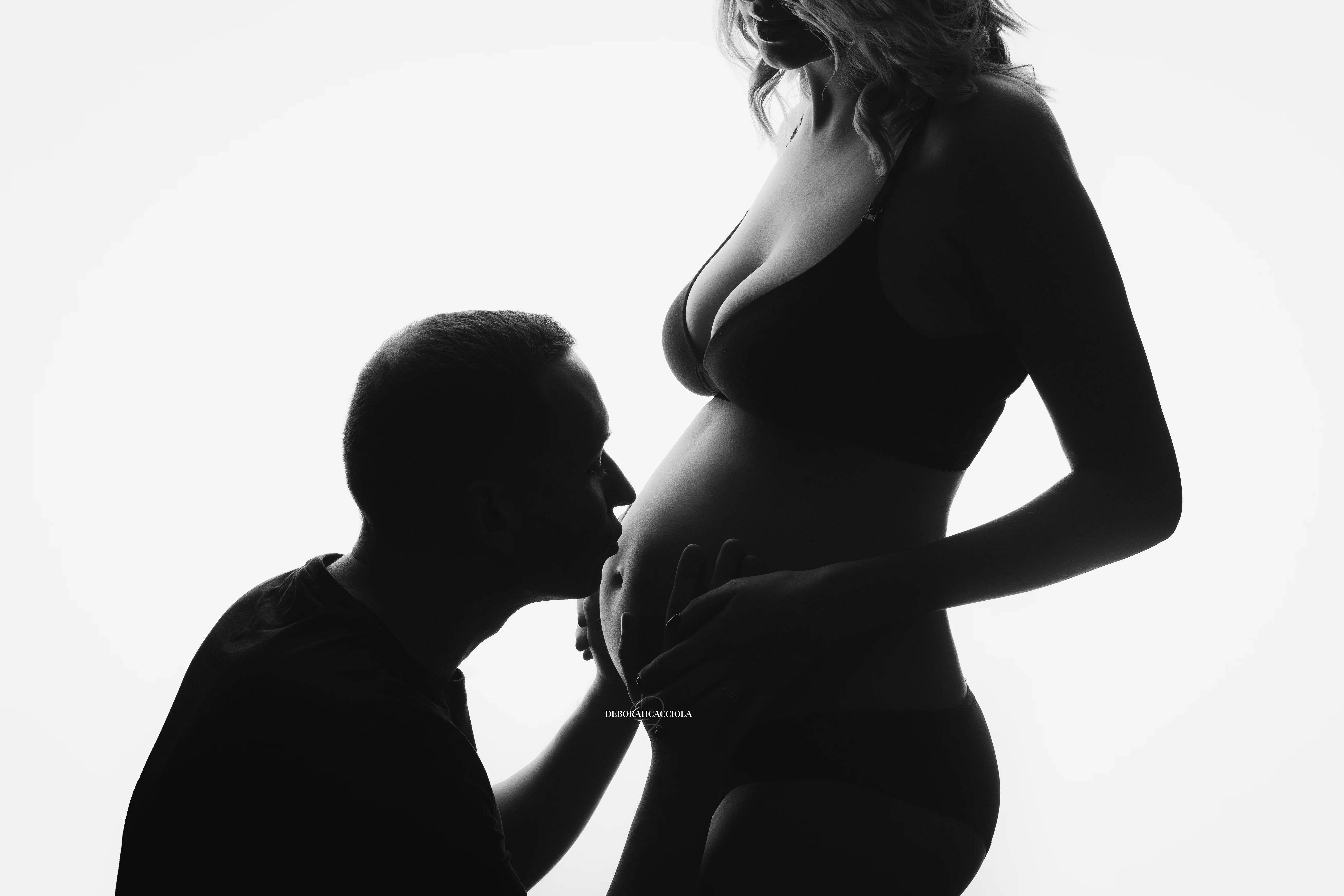 Photo grossesse grossesse à Orléans, portrait maternité en studio, cadrage horizontal équilibré, traitement monochrome élégant