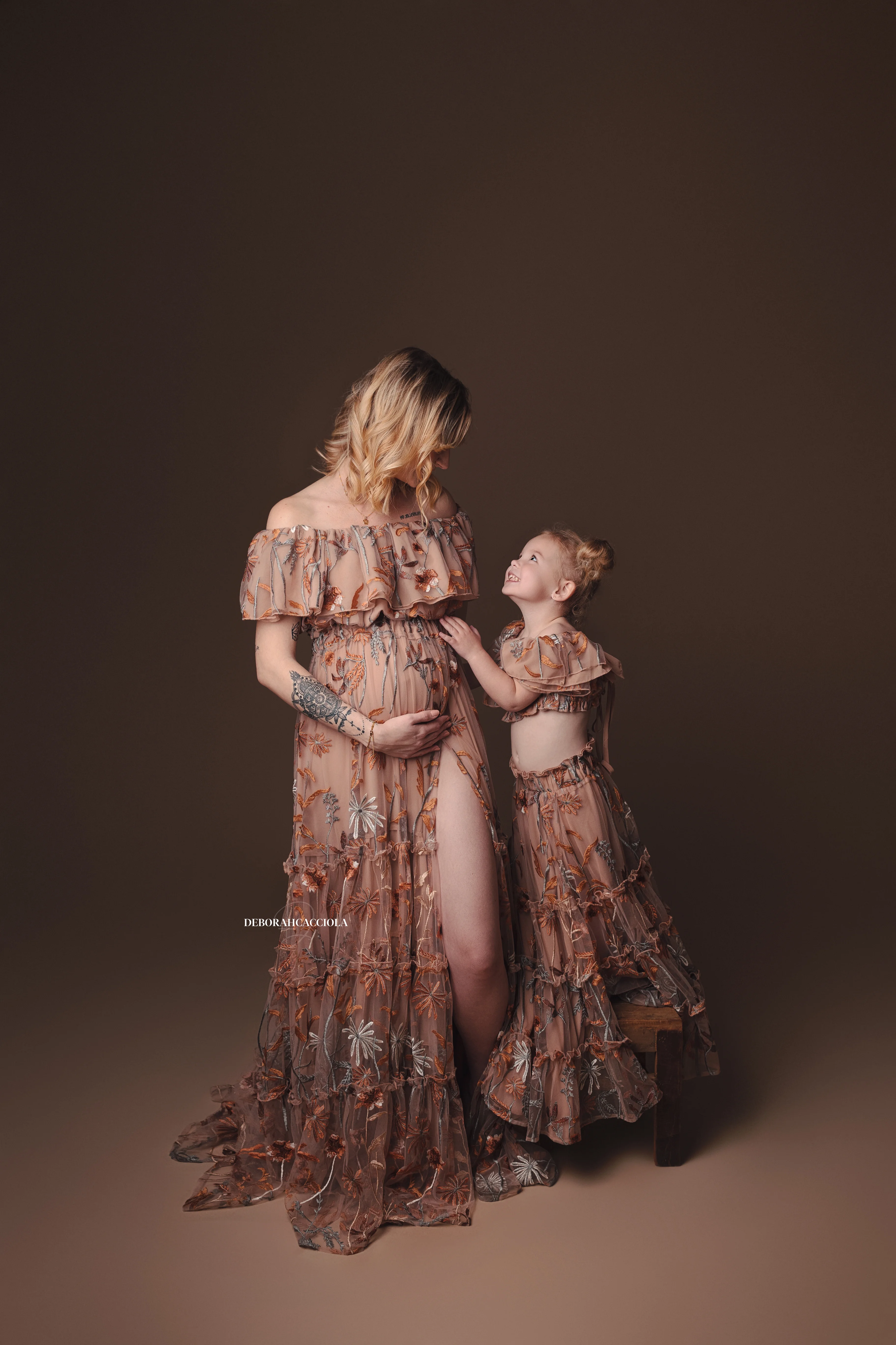 Photo grossesse à Orléans, instant de grossesse, plan vertical élégant, couleurs naturelles