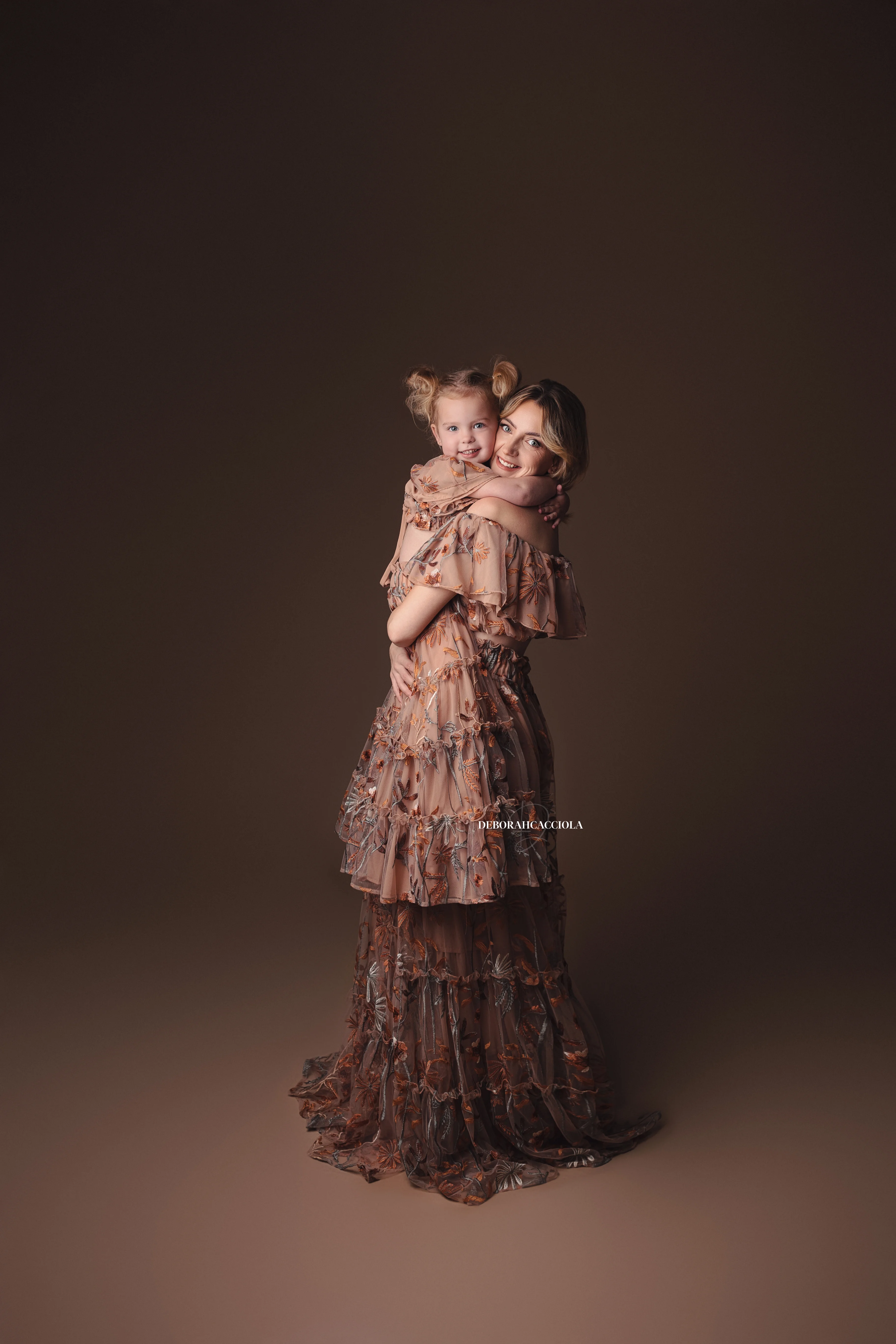 Portrait grossesse grossesse à Orléans, instant de grossesse, plan vertical élégant, en couleur