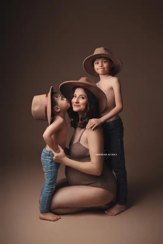 Portrait grossesse en studio à Orléans : femme enceinte, plan vertical élégant, en couleur