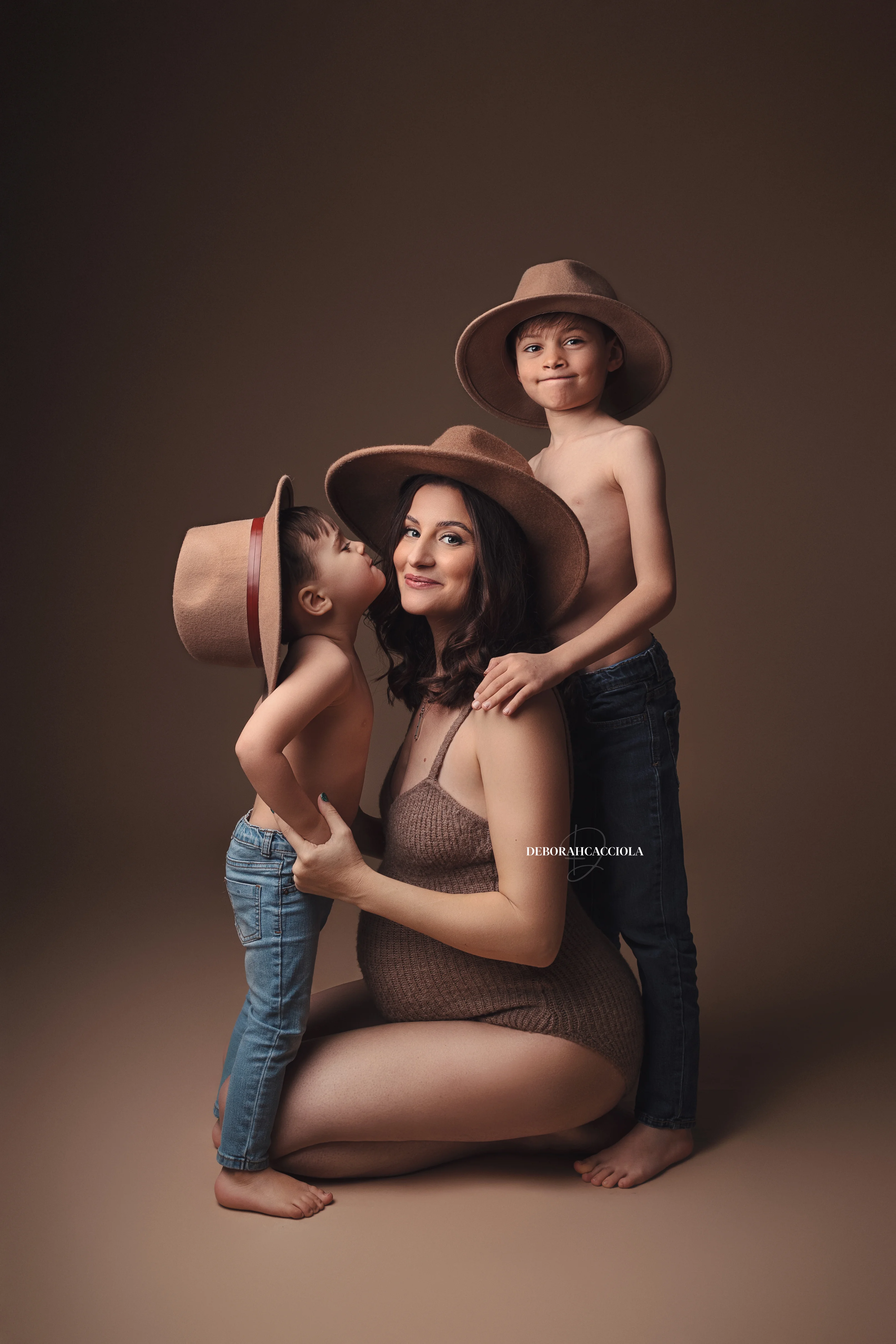 Portrait grossesse en studio à Orléans : femme enceinte, plan vertical élégant, en couleur