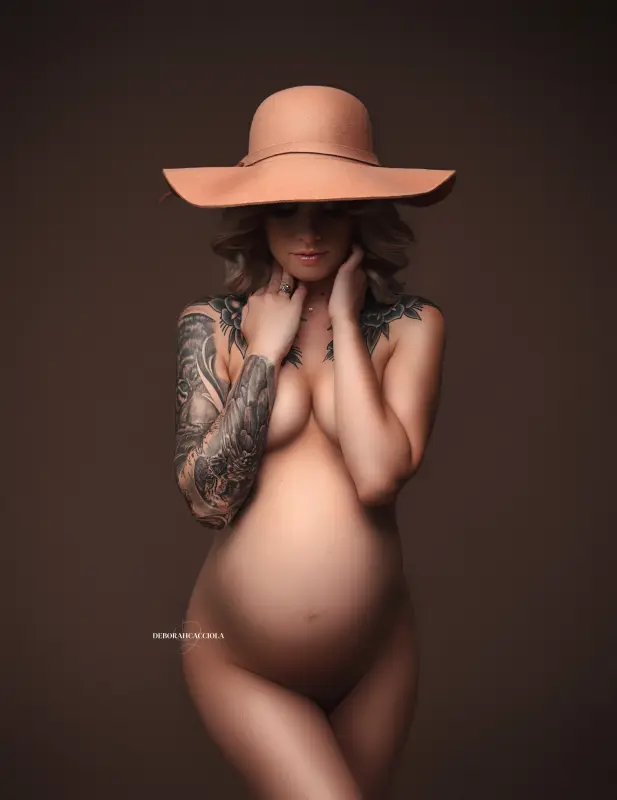 Portrait maternité à Orléans : portrait maternité en studio, portrait serré et naturel, rendu clair et naturel