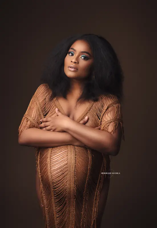 Portrait grossesse en studio à Orléans : portrait maternité en studio, portrait serré et naturel, palette douce