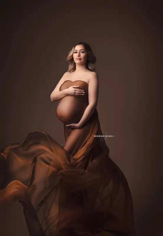 Portrait maternité en studio à Orléans : future maman en séance studio, cadrage vertical doux, style lumineux