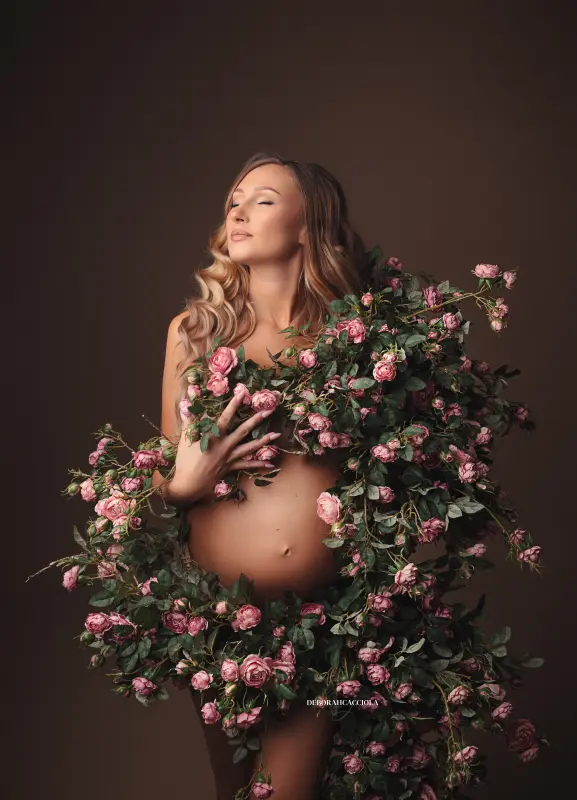 Portrait maternité à Orléans : portrait de future maman, cadrage vertical doux, style lumineux