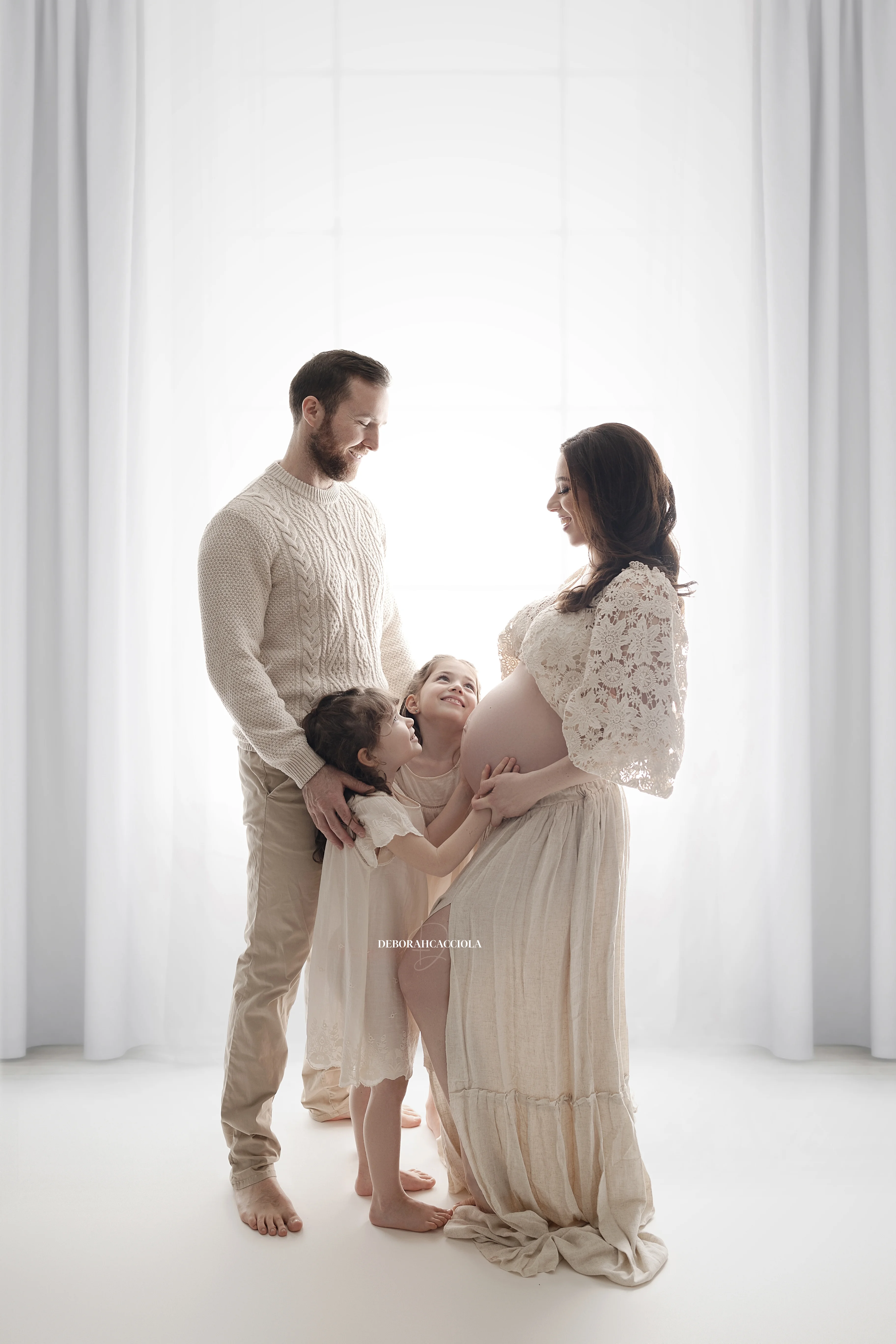 Portrait grossesse grossesse à Orléans, portrait maternité en studio, portrait serré et naturel, palette douce