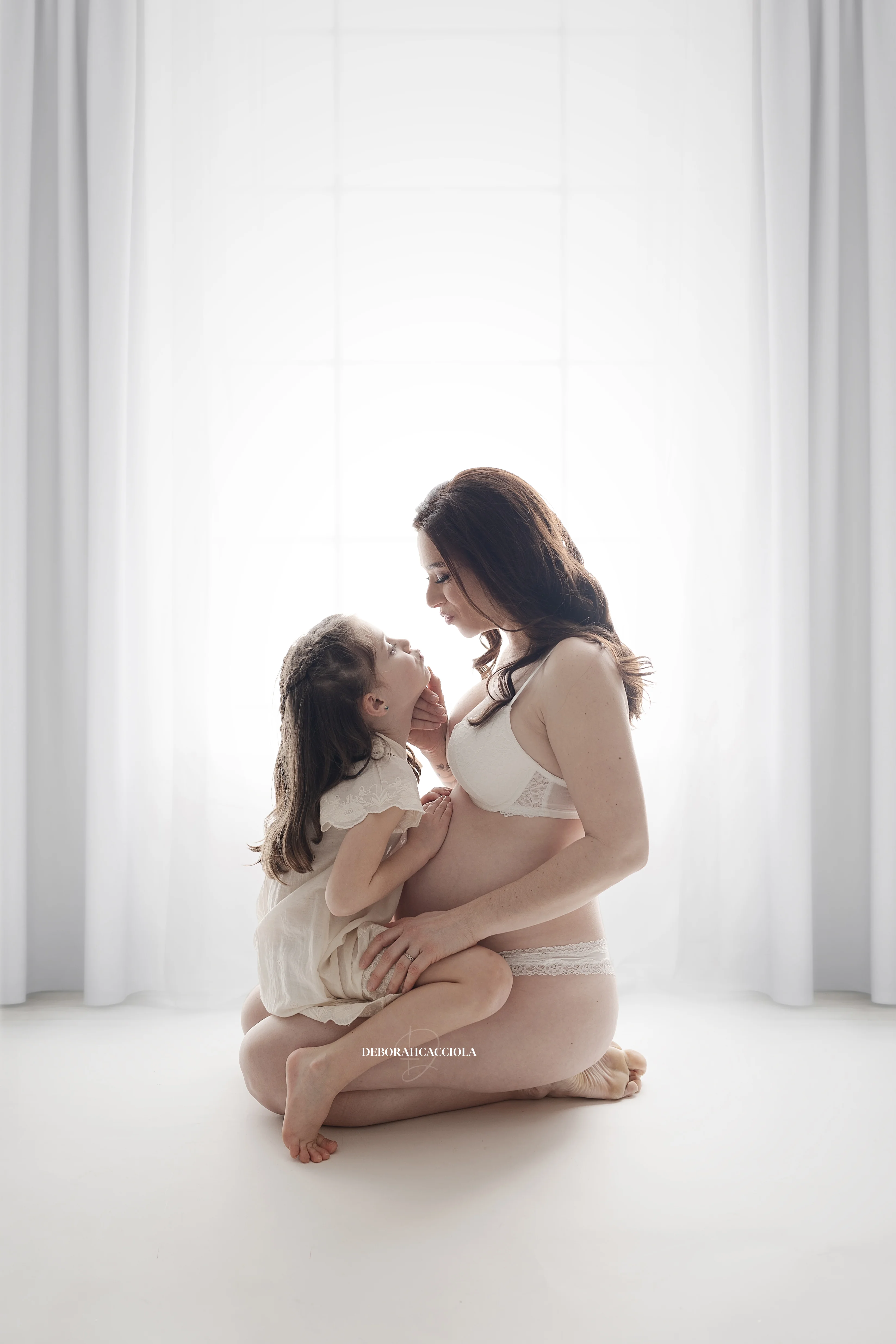 Portrait maternité à Orléans : silhouette de maternité, portrait vertical soigné, rendu clair et naturel