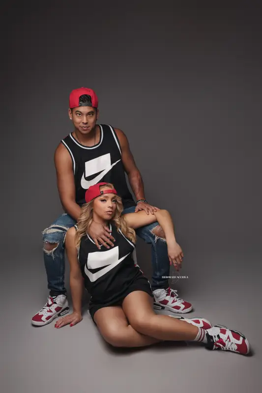 Portrait grossesse Orléans, instant de grossesse, plan vertical élégant, en couleur