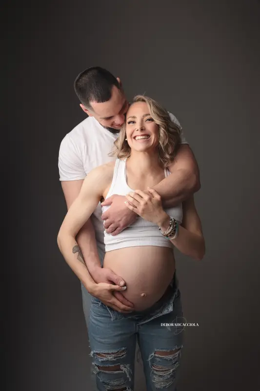 Portrait grossesse Orléans, instant de grossesse, plan vertical élégant, en couleur