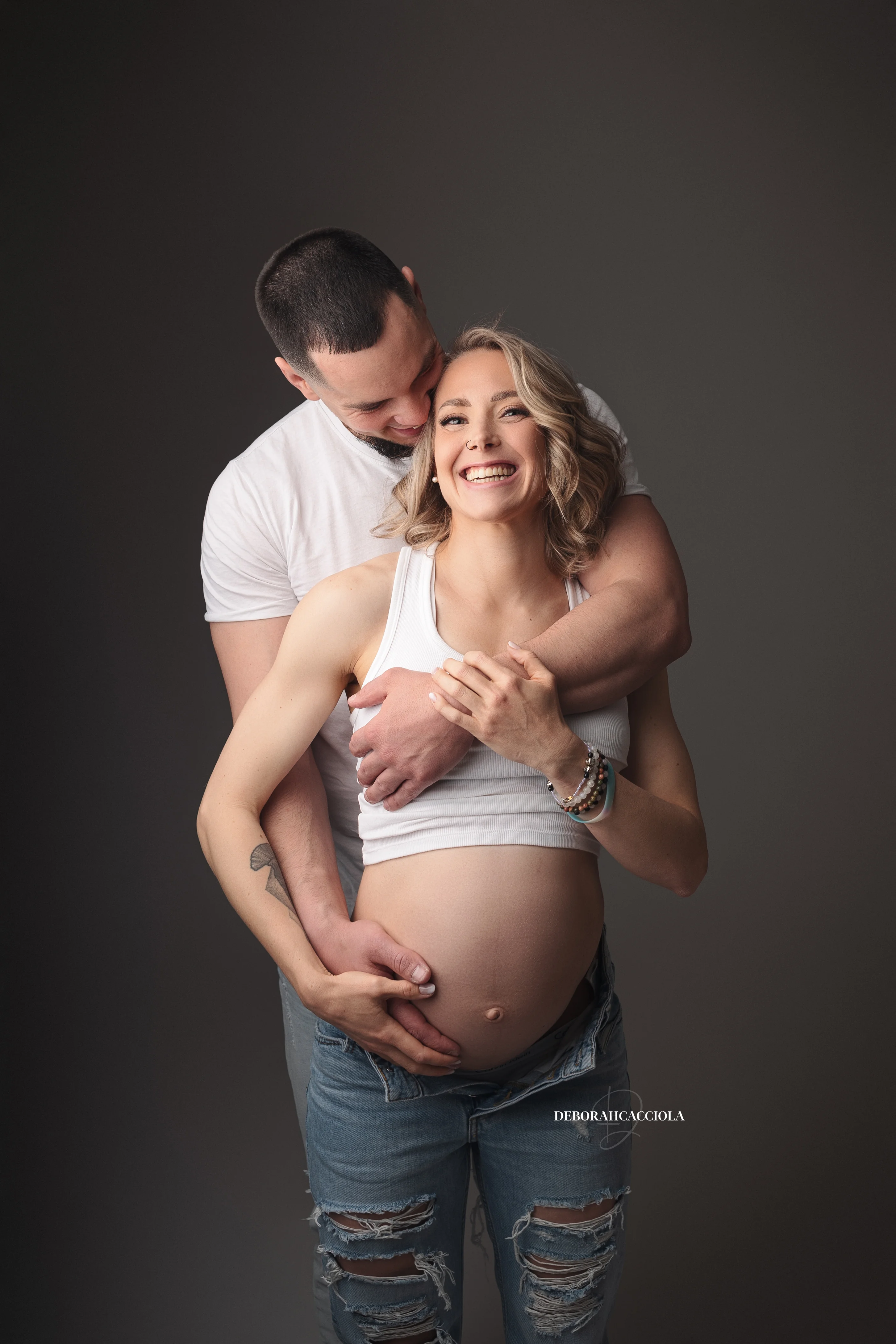 Portrait grossesse Orléans, instant de grossesse, plan vertical élégant, en couleur