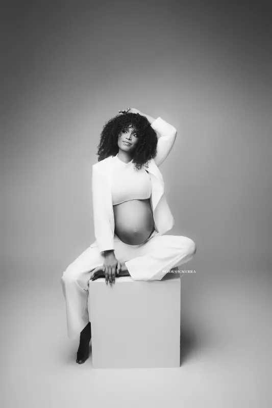 Photo grossesse à Orléans, instant de grossesse, plan vertical élégant, rendu noir et blanc