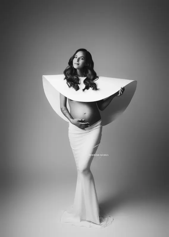 Portrait maternité grossesse à Orléans, instant de grossesse, plan vertical élégant, traitement monochrome élégant