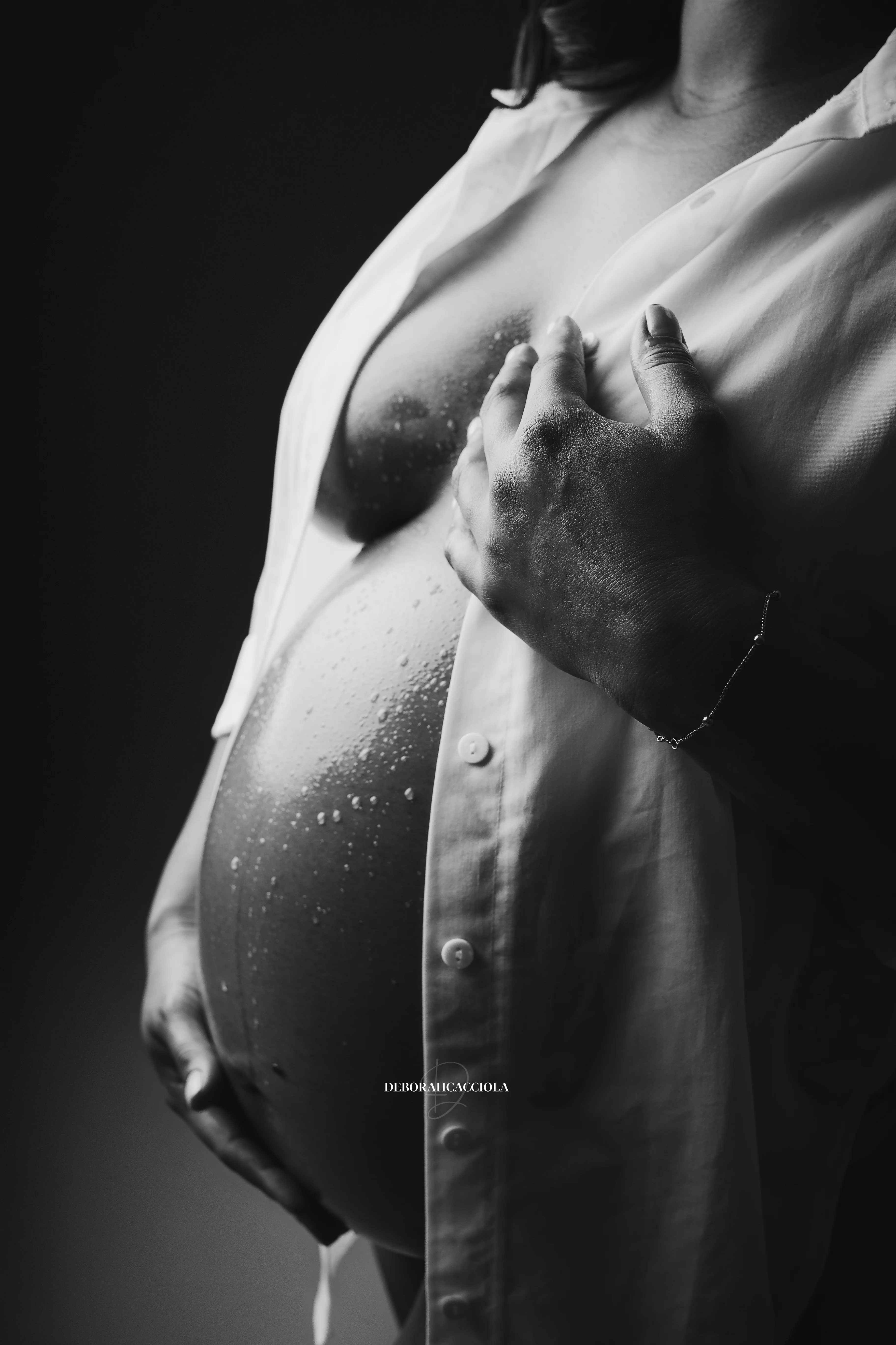 Photo grossesse grossesse à Orléans, maternité naturelle, portrait vertical soigné, traitement monochrome élégant