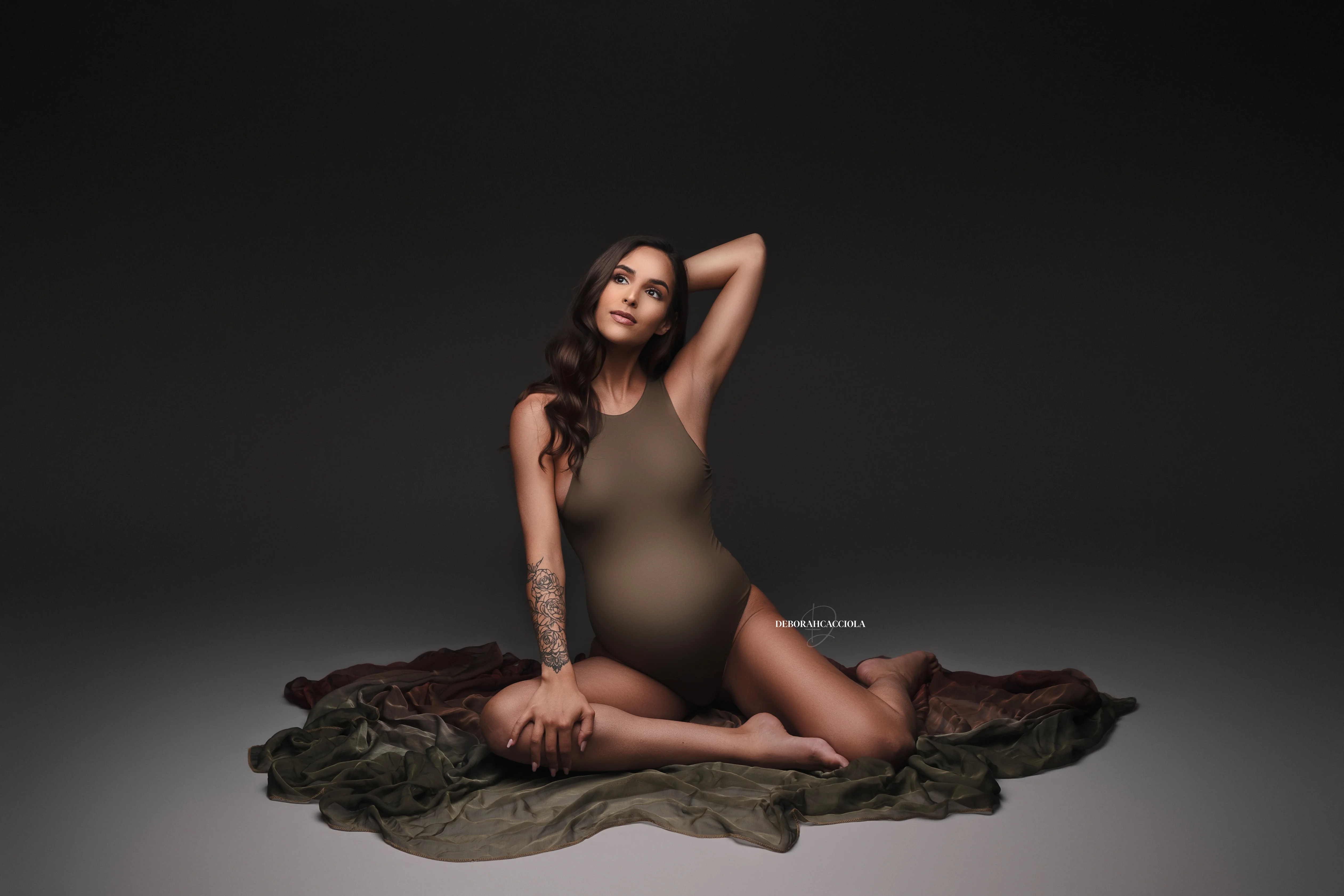 Séance grossesse en studio à Orléans : portrait de future maman, plan large harmonieux, style lumineux