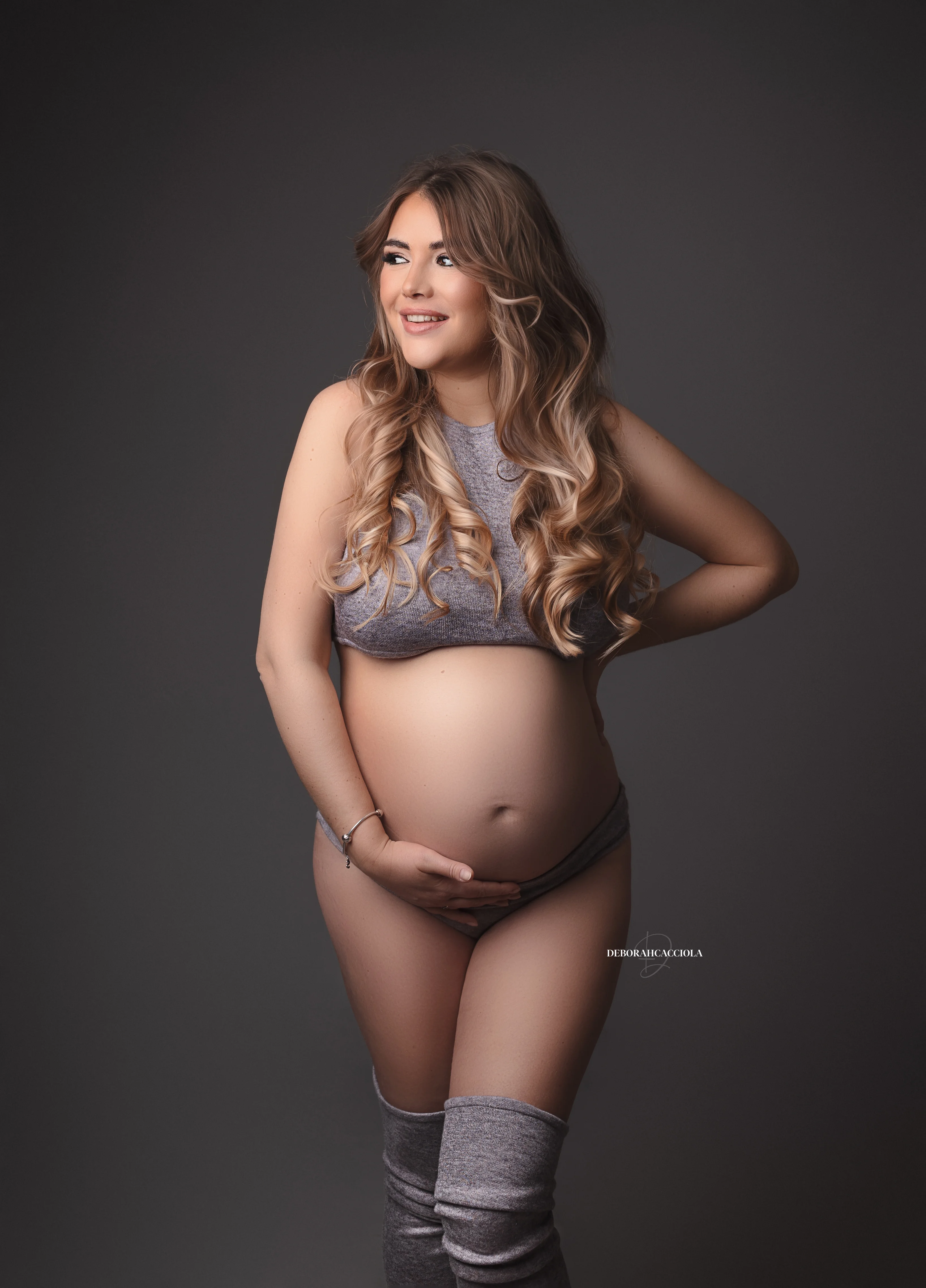 Portrait grossesse à Orléans : portrait de future maman, cadrage vertical doux, en couleur