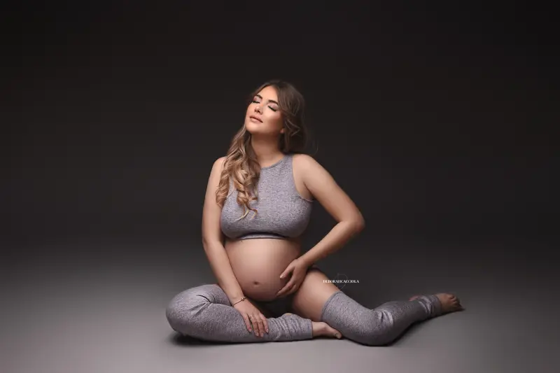 Séance grossesse à Orléans : instant de grossesse, composition large et naturelle, style lumineux