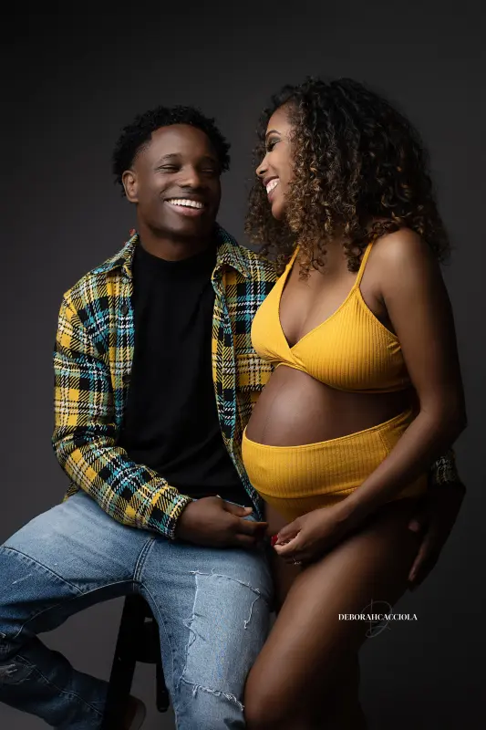 Photo grossesse à Orléans, portrait maternité en studio, portrait serré et naturel, tonalités naturelles