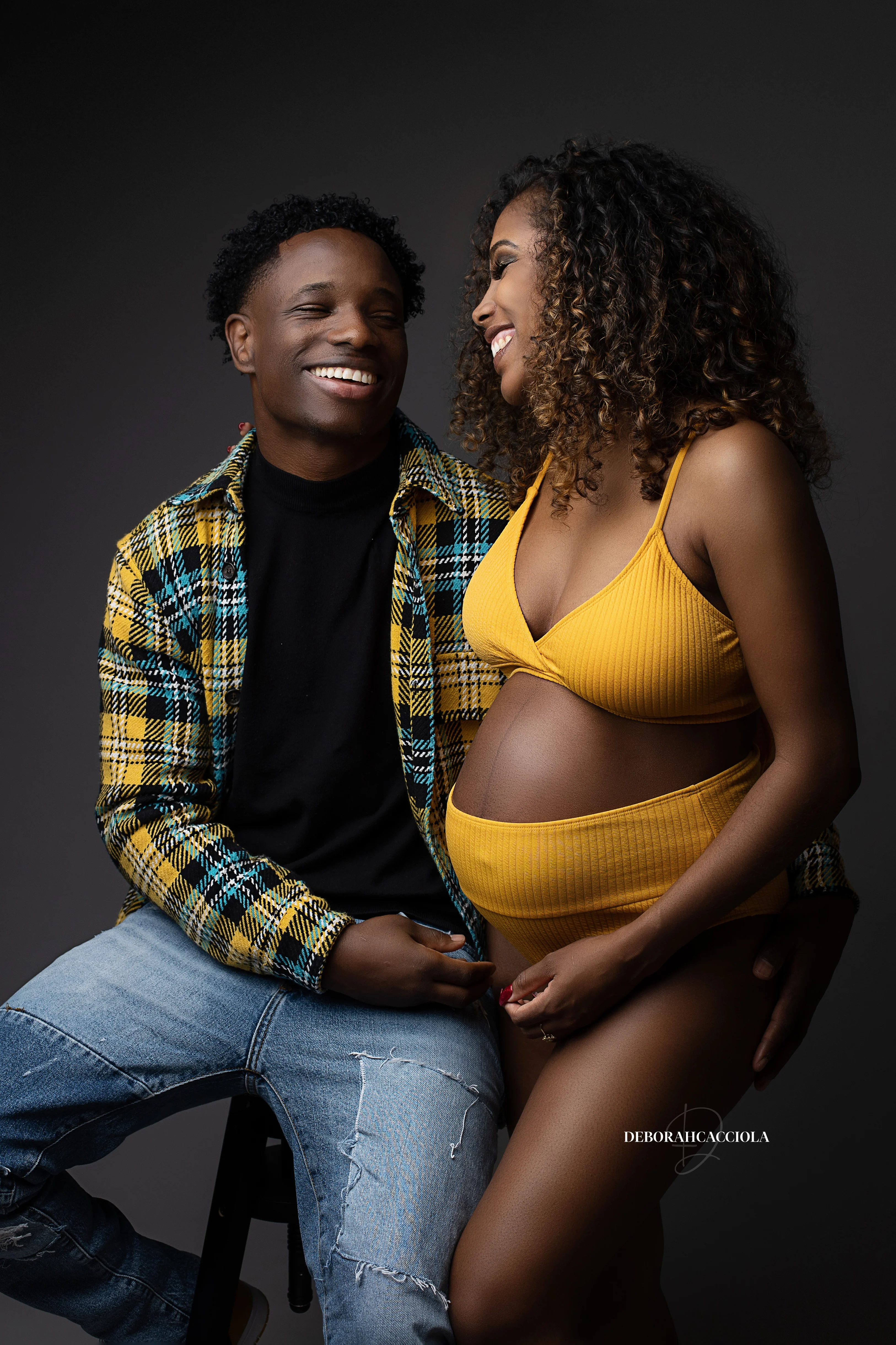 Photo grossesse à Orléans, portrait maternité en studio, portrait serré et naturel, tonalités naturelles