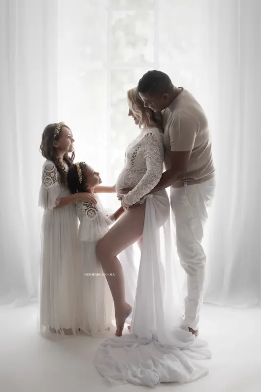 Portrait maternité grossesse à Orléans, maternité naturelle, portrait vertical soigné, traitement monochrome élégant